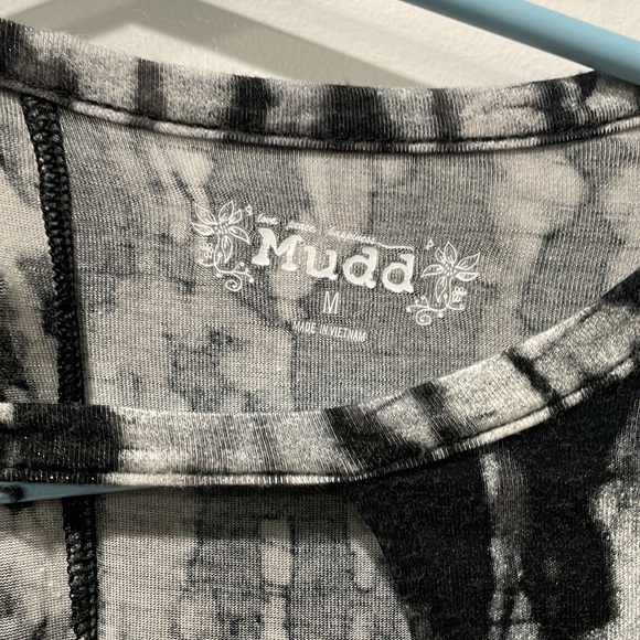 Black and white top - Picture 2 of 3